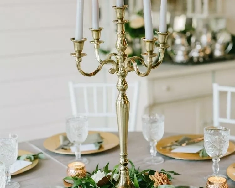 decoracion de mesa de boda candelabros de oro