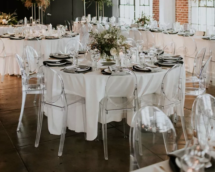 decoracion de mesas redondas para bodas sillas transparentes