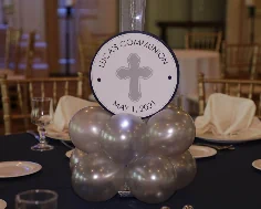 decoracion de mesas de comunion con globos