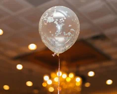 decoracion mesas comunion con globos helio